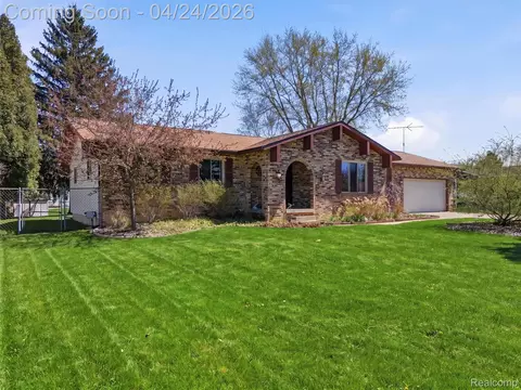 2206 Oak Shade Dr, Davison, MI 48423