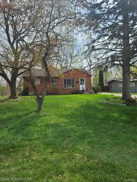 5947 Southward Ave, Waterford, MI 48329