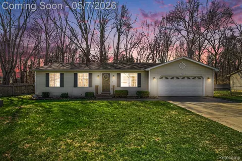 790 Luna Ct, Orion, MI 48362