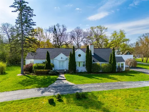 27881 Rackham Dr, Lathrup Village, MI 48076