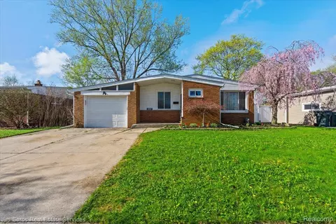 22518 Sunnyside St, Saint Clair Shores, MI 48080