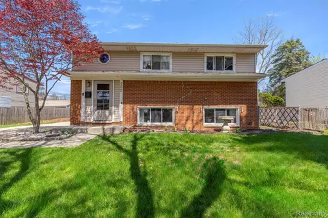 22646 Candace Dr, Rockwood, MI 48173