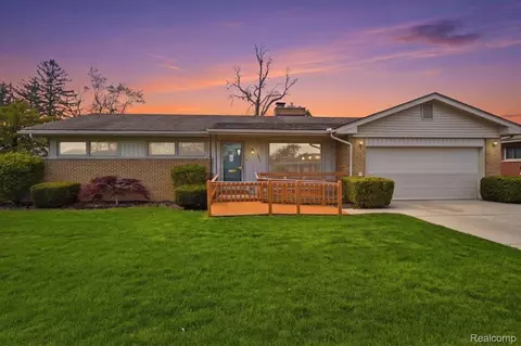 7439 Carrousel Blvd, Westland, MI 48185