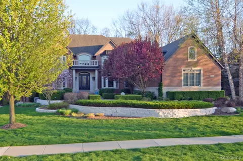 1867 Lincolnshire Dr, Rochester Hills, MI 48309