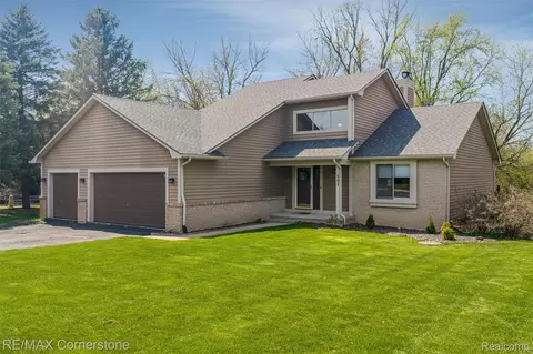 501 Alexander Dr, Walled Lake, MI 48390