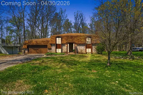 5380 Prentis Rd, Waterford, MI 48327
