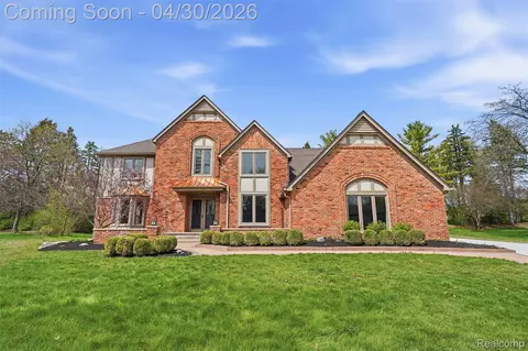 1906 Independence Ct, Rochester Hills, MI 48306