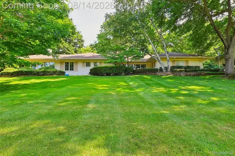 3821 Lakecrest Drive Dr, Bloomfield Hills, MI 48304