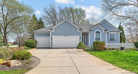 12311 Water Greens Ct, Fenton, MI 48430