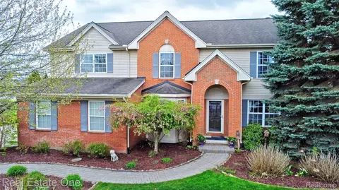 650 Eastlake Trl, Oxford, MI 48371