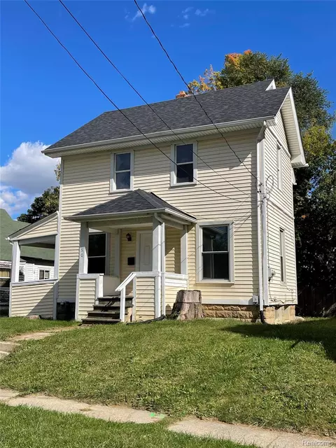 50 Henderson St, Pontiac, MI 48341