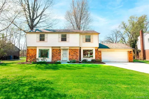 7611 Ferry Rd, Grosse Ile, MI 48138