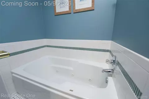 Bath - 2243 Willow Tree Dr, Brighton, MI 48116 photo 3 of 5