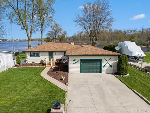 3138 Ponemah Dr, Fenton, MI 48430