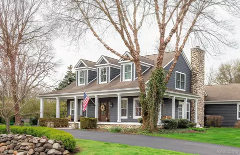3870 Carriage Rd, Bloomfield Hills, MI 48301