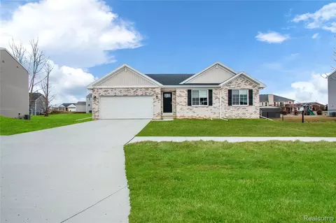 2824 Somerset St, Lapeer, MI 48446