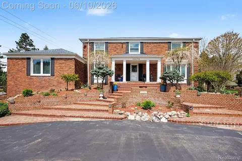 1720 Cedar Shake Dr, Bloomfield Hills, MI 48302