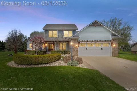 8200 Carpathian Dr, White Lake, MI 48386
