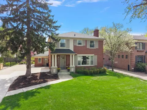 1004 Wimbleton Dr, Birmingham, MI 48009