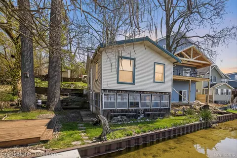 6571 Sherman Dr, Otter Lake, MI 48464