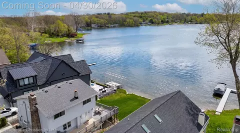 11417 N Shore Dr, Green Oak, MI 48189