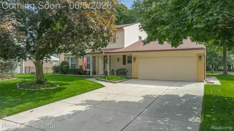 17486 Country Club Dr, Livonia, MI 48152