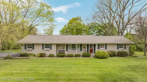 1675 Ledbury Dr, Bloomfield Hills, MI 48304