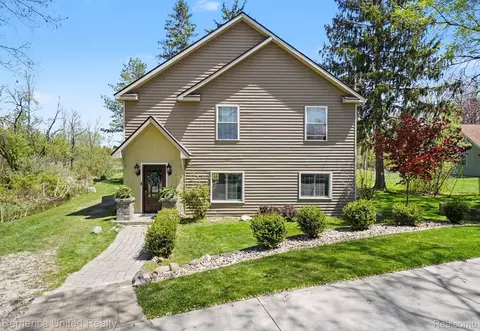 1736 Shoreline Dr, Hartland, MI 48353