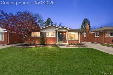 26313 Princeton St, Saint Clair Shores, MI 48081