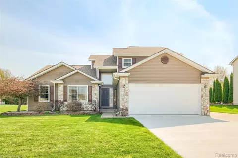 1447 Crystal Pond Dr, Davison, MI 48423