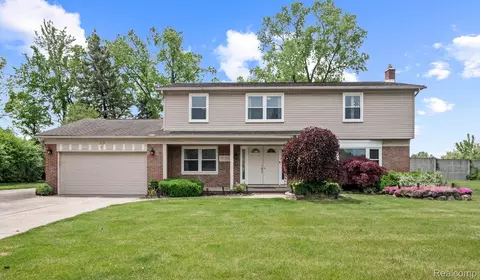 1916 Squirrel Valley Dr, Bloomfield Hills, MI 48304