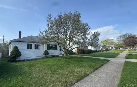 29455 Rosslyn Ave, Garden City, MI 48135