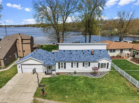 3142 Ponemah Dr, Fenton, MI 48430