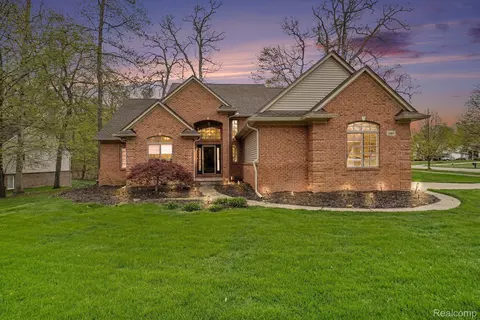 1865 Elkridge Cir, Highland, MI 48356