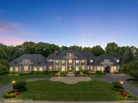 5174 Barrington Dr, Oakland, MI 48306