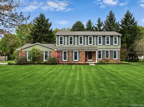 5028 Aintree Rd, Oakland, MI 48306