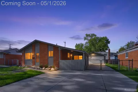 1118 W Elmwood Ave, Clawson, MI 48017