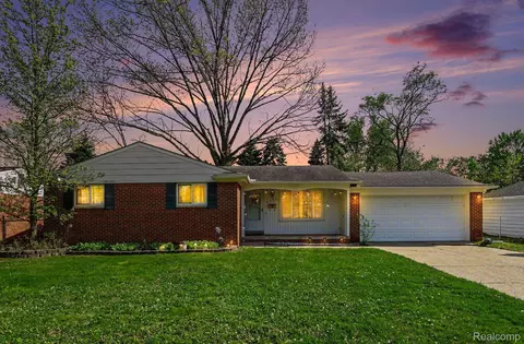 8532 Alwardt Dr, Sterling Heights, MI 48313