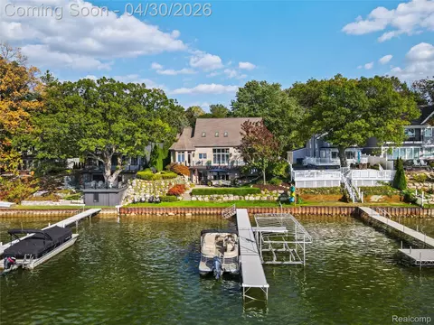 12210 Mantawauka Dr, Fenton, MI 48430