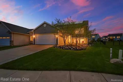 3513 Amber Oaks Dr, Howell, MI 48855