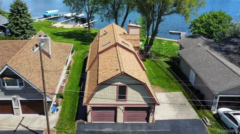 712 Wolverine Dr, Wolverine Lake, MI 48390