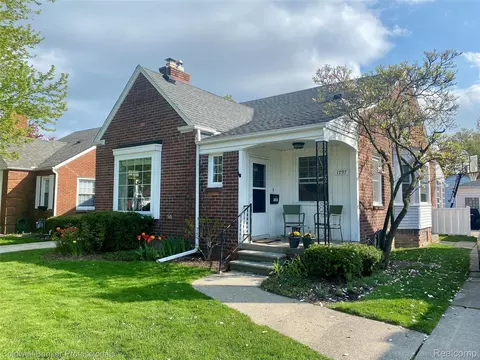 1797 Allard Ave, Grosse Pointe Woods, MI 48236