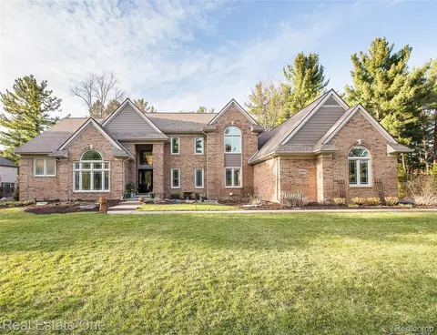 5350 Hidden Pines Dr, Genoa, MI 48116