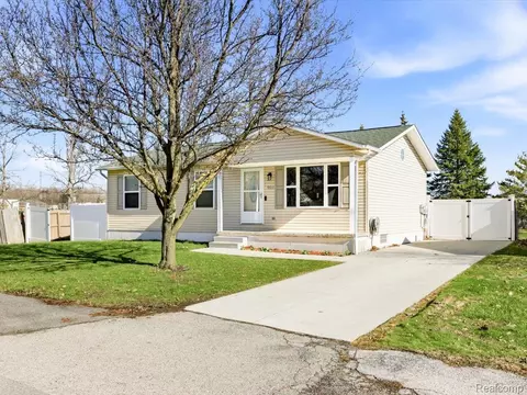 600 Applegate Dr, Marysville, MI 48040