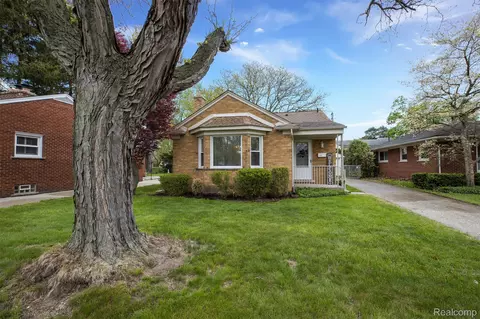 22157 Mauer St, Saint Clair Shores, MI 48080