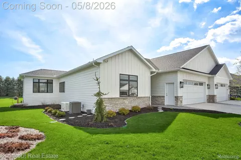 27 Hanover Dr, Frankenmuth, MI 48734