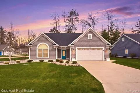 7422 Aspen Creek Dr, Midland, MI 48642