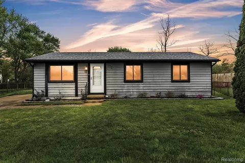11 Faust Ct, Ann Arbor, MI 48108