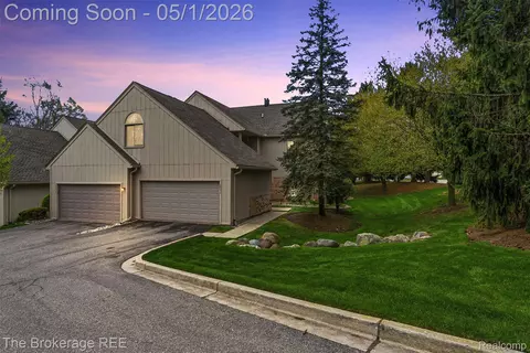 29374 Laurel Dr, Farmington Hills, MI 48331