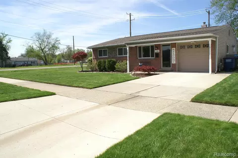 1748 Gloria St, Westland, MI 48186